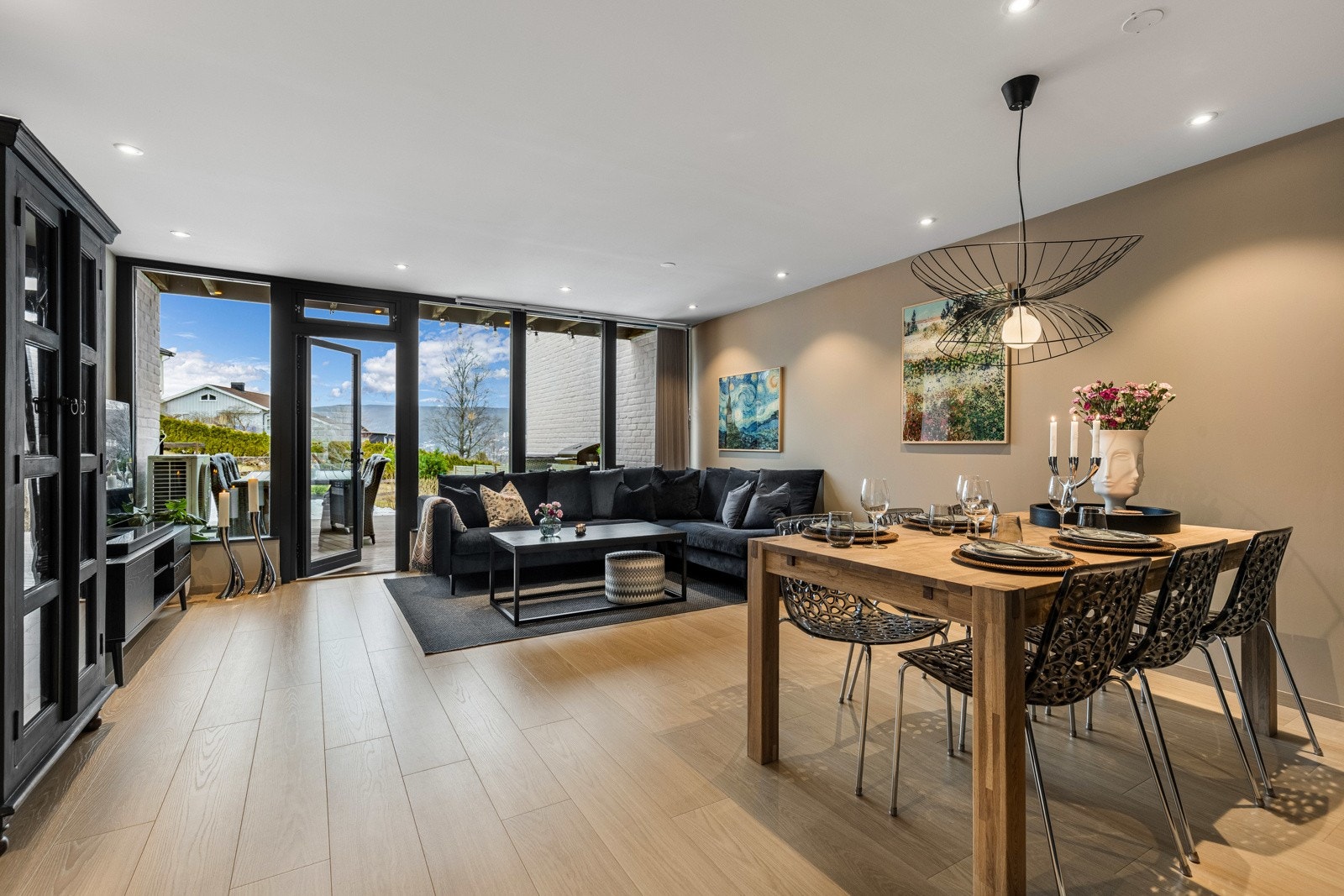 Stuen kan innredes med sofagruppe, lenestoler og tv-/mediastasjon, og det er i tillegg rom for å samle familien til hyggelige måltider rundt et spisebord ved peisen Galleribilde