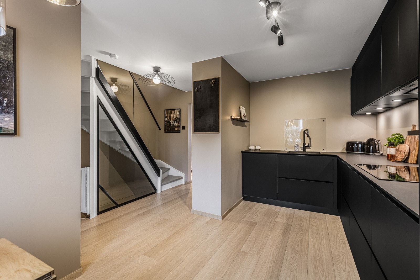 Videre er kjøkkenet utstyrt med integrerte hvitevarer som oppvaskmaskin, mikrobølgeovn, stekeovn og koketopp, samt ventilator, komfyrvakt og flere benkestikk. Galleribilde