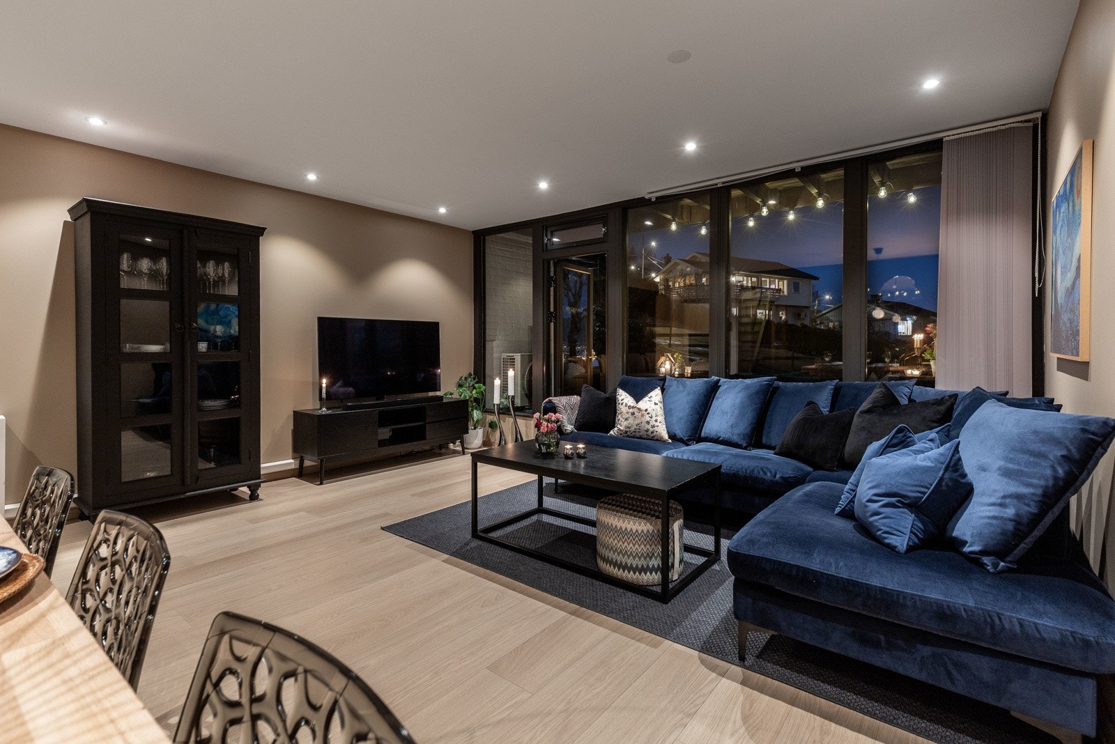 Stuen er romslig, stilfull og innbydende, og den gode gulvflaten byr på utmerket møbleringsfrihet. Galleribilde