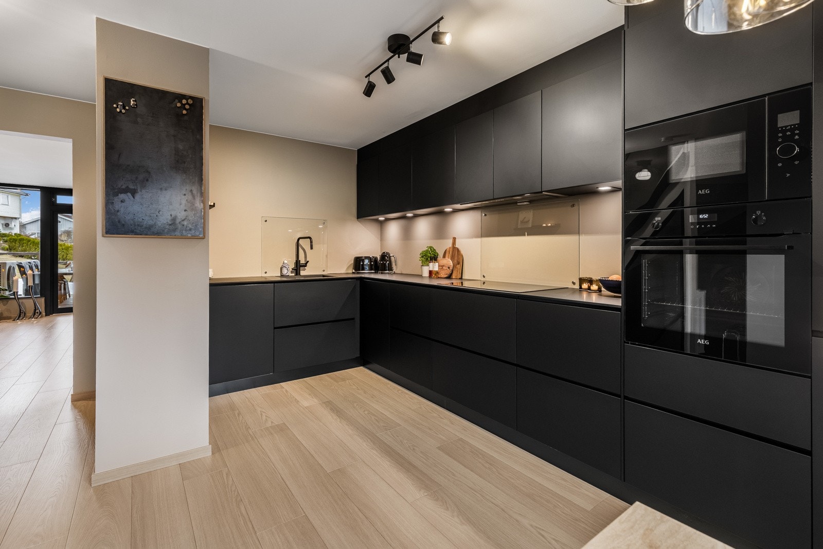 Kjøkkenet har et lekkert og moderne design med rene linjer, gode benkeflater og rikelig med oppbevaringsplass og skuff-i-skuff løsning. Galleribilde