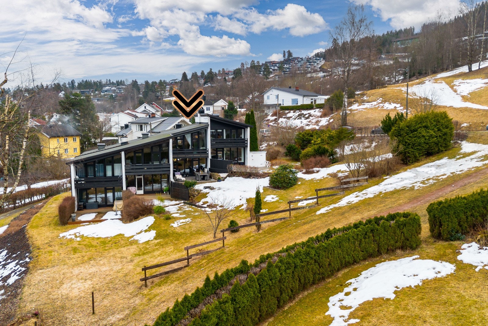 Boligen ligger i rekke og har en stor hage. Galleribilde