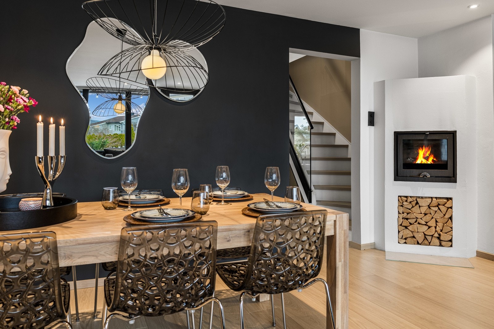 Plass til større spisegruppe ved peisen. Galleribilde