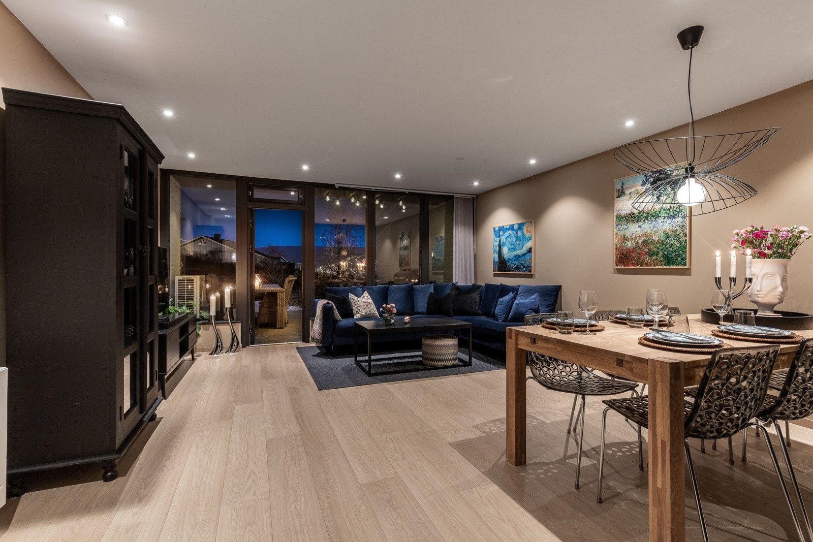 Påkostet og stilfult rekkehus med sentral beliggenhet og knyttet til Danvik skolekrets. Galleribilde