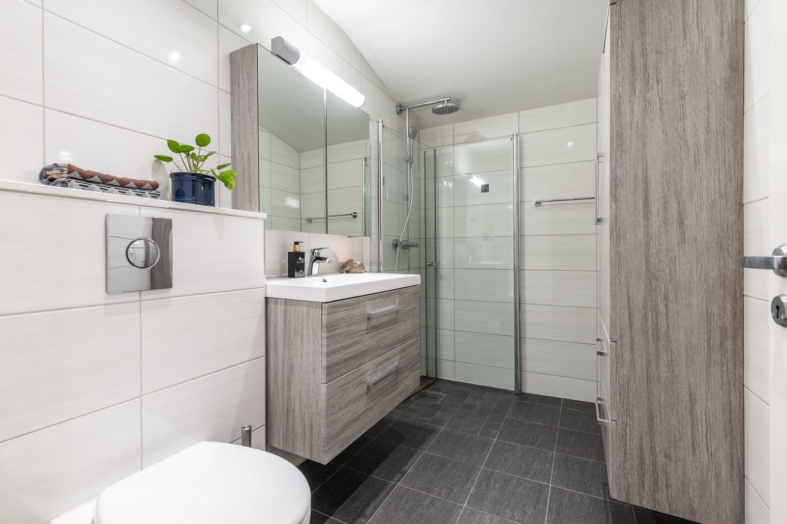 Baderom i 2. etasje er rehabilitert i 2016. Galleribilde