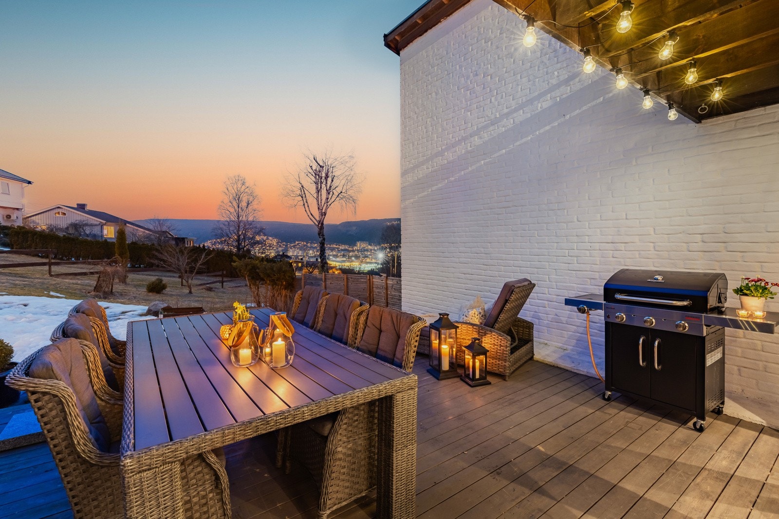 Opplev gleden av sentrumsutsikt på kvelden fra egen terrasse! Galleribilde