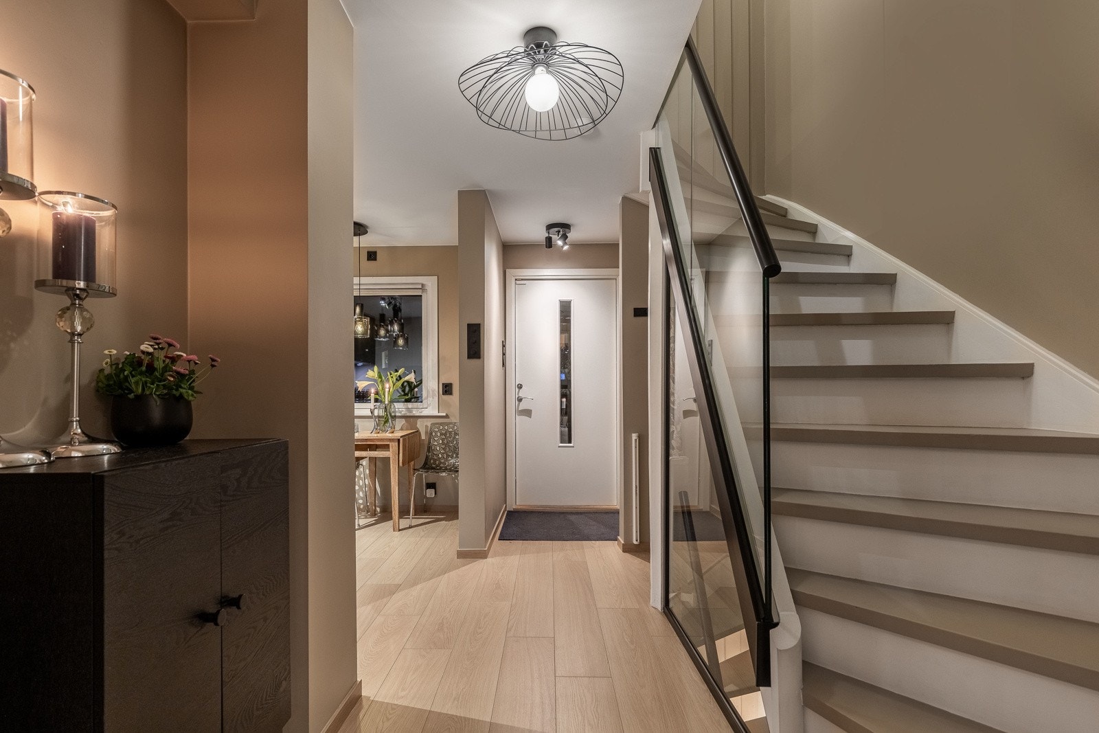 Kjøkkenet er adskilt fra stuen, men har en åpen og praktisk tilknytning. En nisjeløsning med plass til skjenk fungerer som en elegant overgang mellom rommene. Galleribilde