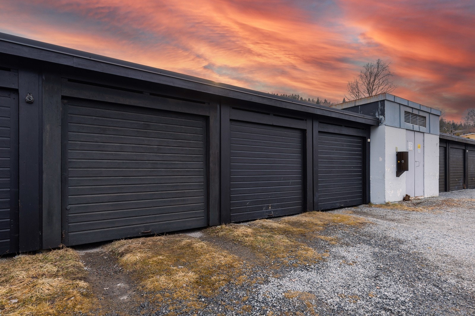 Boligen disponerer en garasjeplass i garasjerekke. Galleribilde