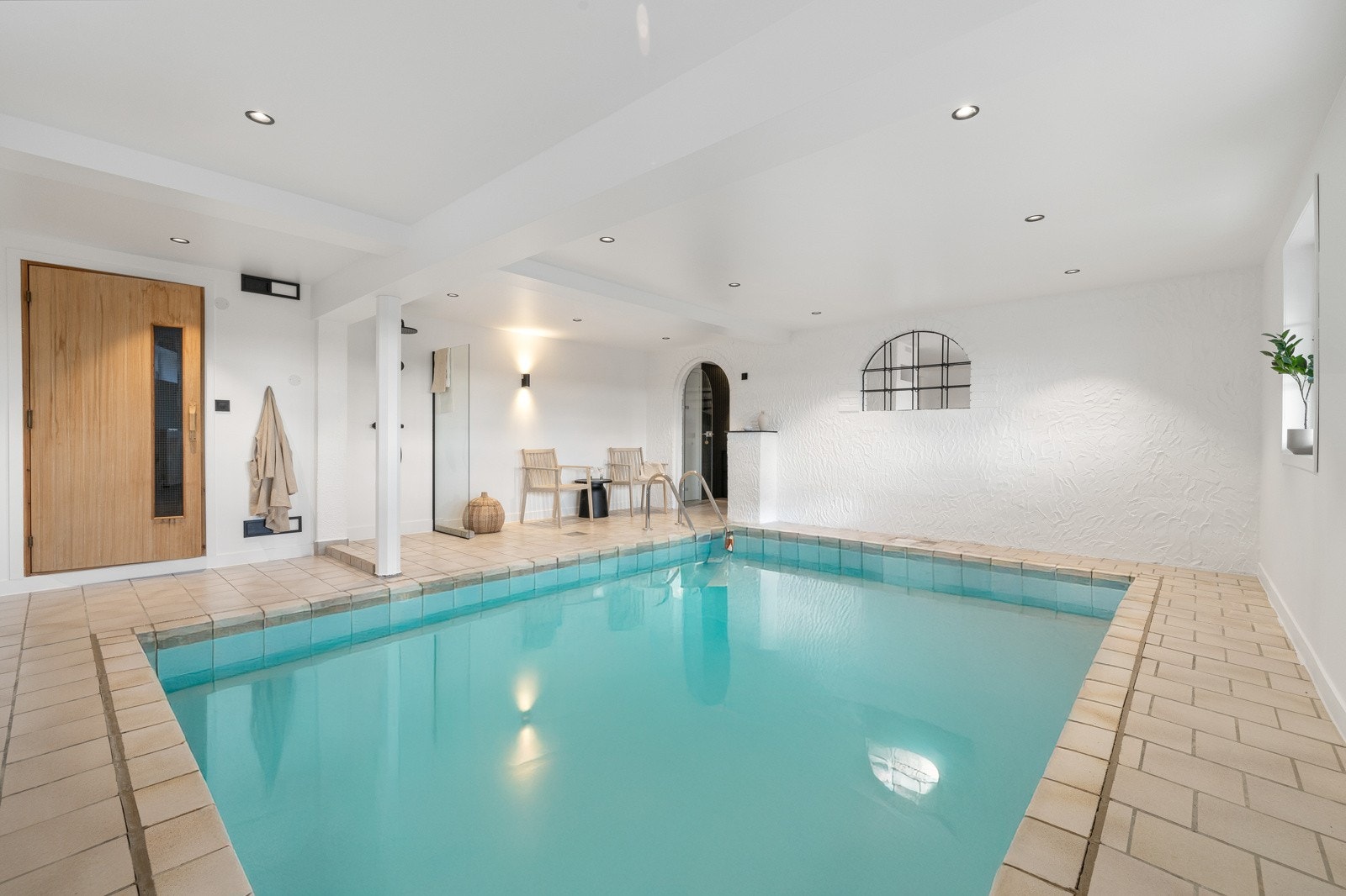 Fordi eiendommen har stått tom mens huset ble påkostet er vannet redigert inn. Galleribilde