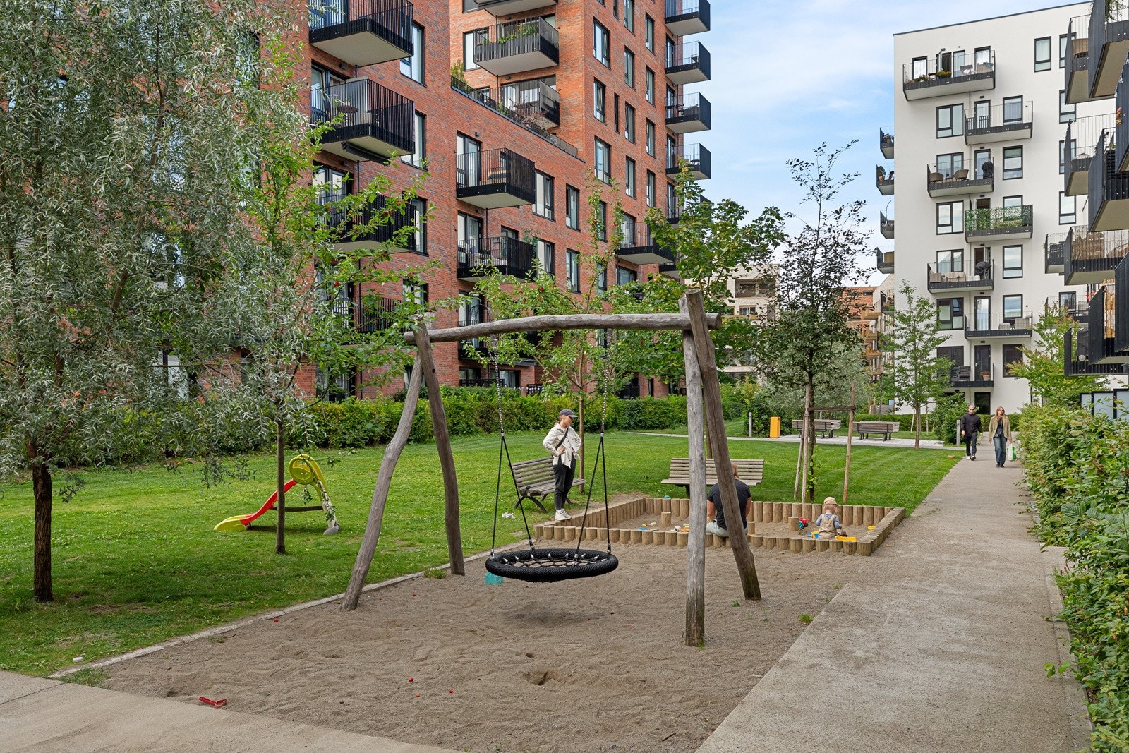 Området er barnevennlig med store bilfrie områder og lekeplasser Galleribilde