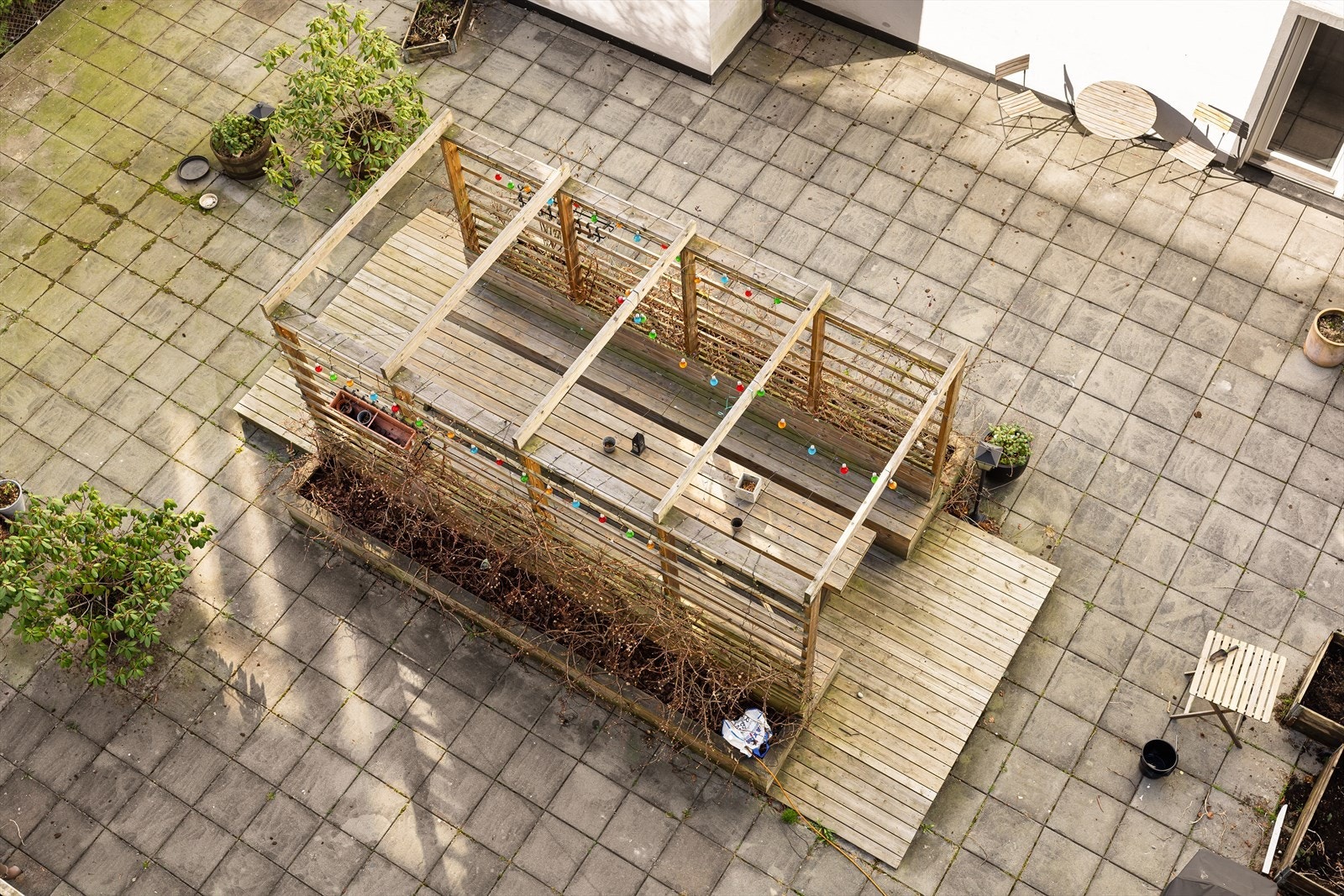 Flott bakgård som er pent opparbeidet med sitteplasser og beplantning. Galleribilde