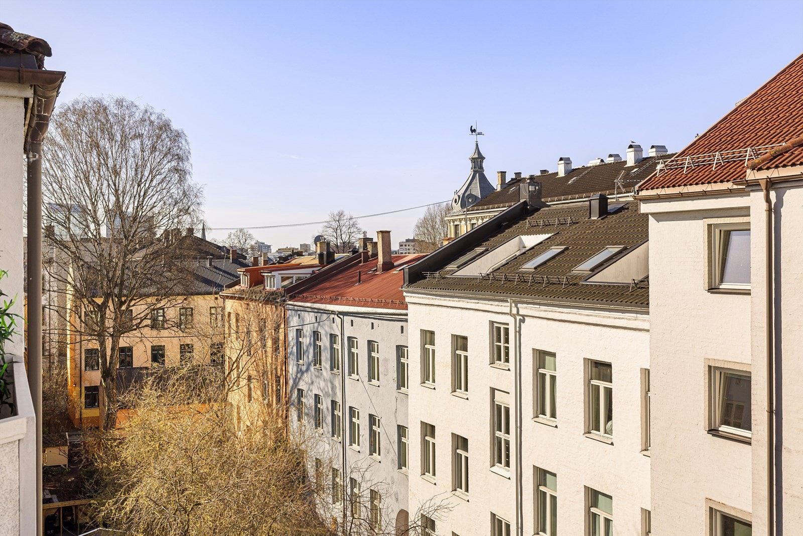 Leiligheten ligger i en moderne bygård oppført i 1988 og fremstår som godt vedlikeholdt. Galleribilde