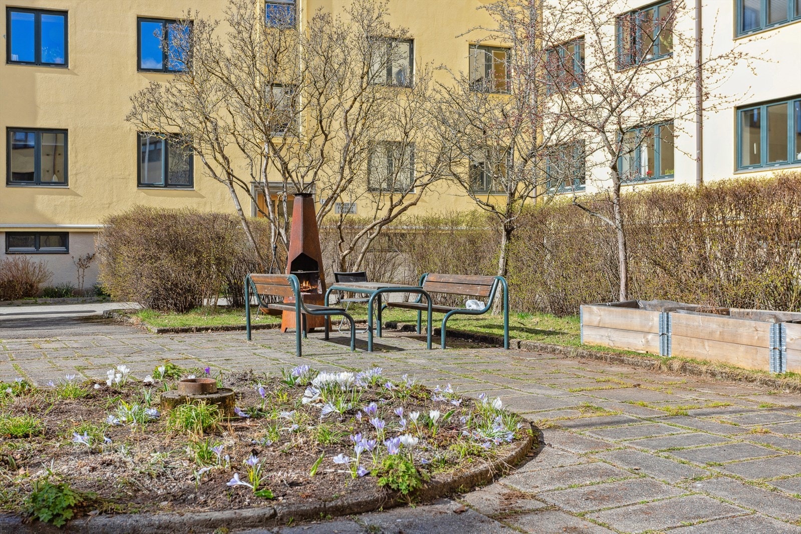 Bakgårdsidyll. Helt nye flotte sykkelskur jobbes det også med for øyeblikket. Galleribilde
