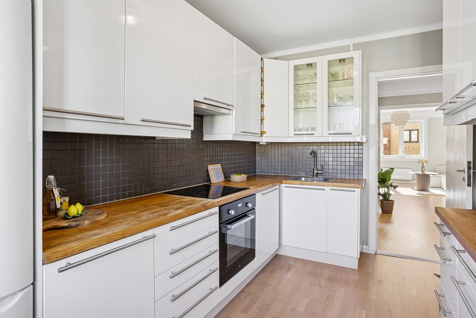 Kjøkkenet er tidløst og stilrent, og har godt med skap- og benkeplass. Galleribilde