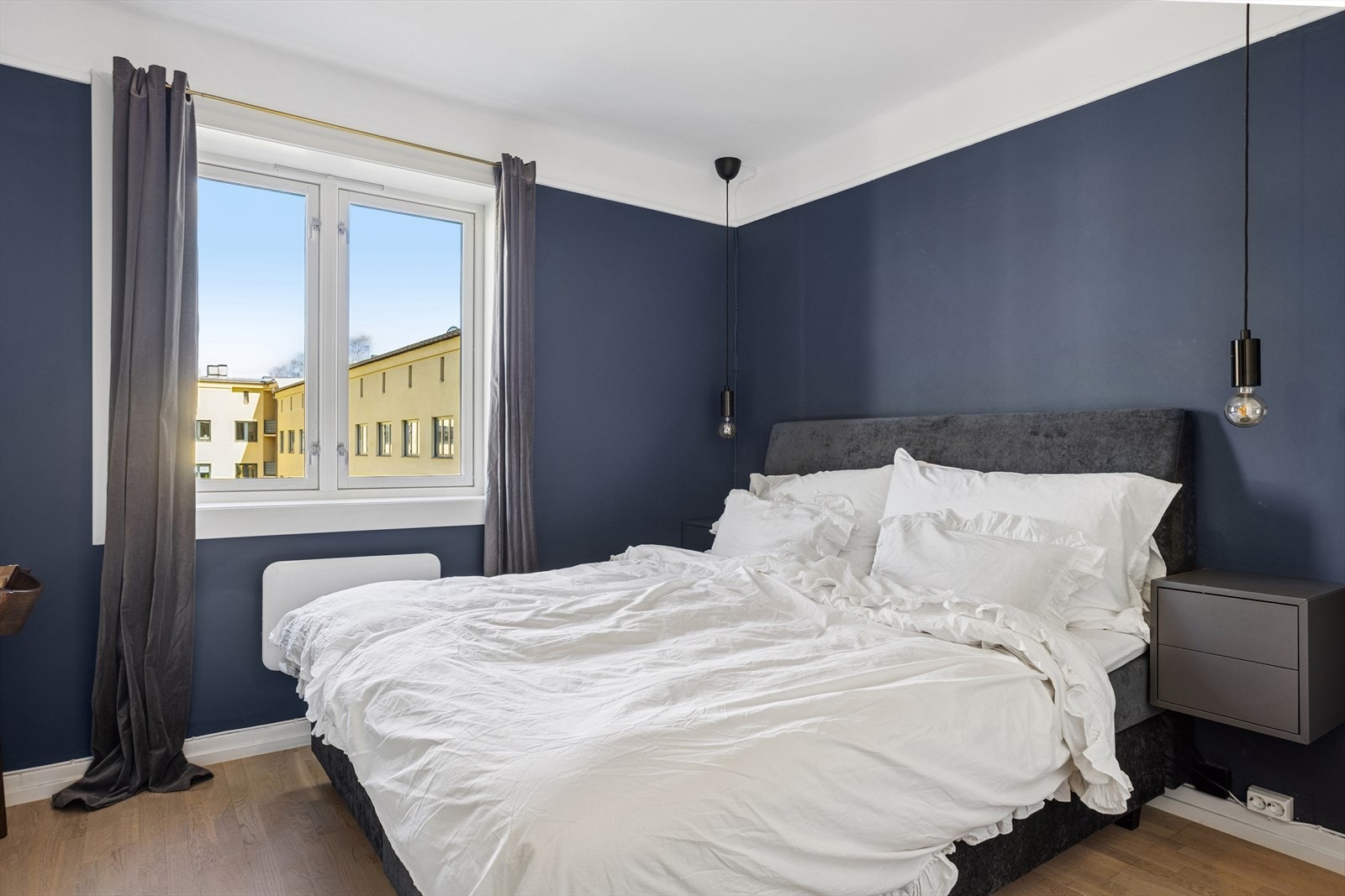 Stort og luftig soverom med plass til stor dobbeltseng og annet ønskelig møblement. Soverommet vender i sin helhet ut mot idyllisk rolig bakgård. Galleribilde