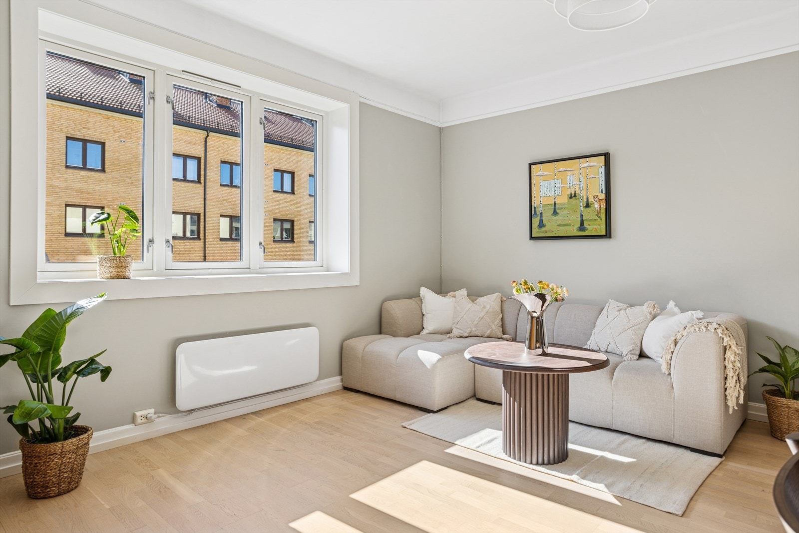 Det er god plass til både sofagruppe og spisestue. Galleribilde