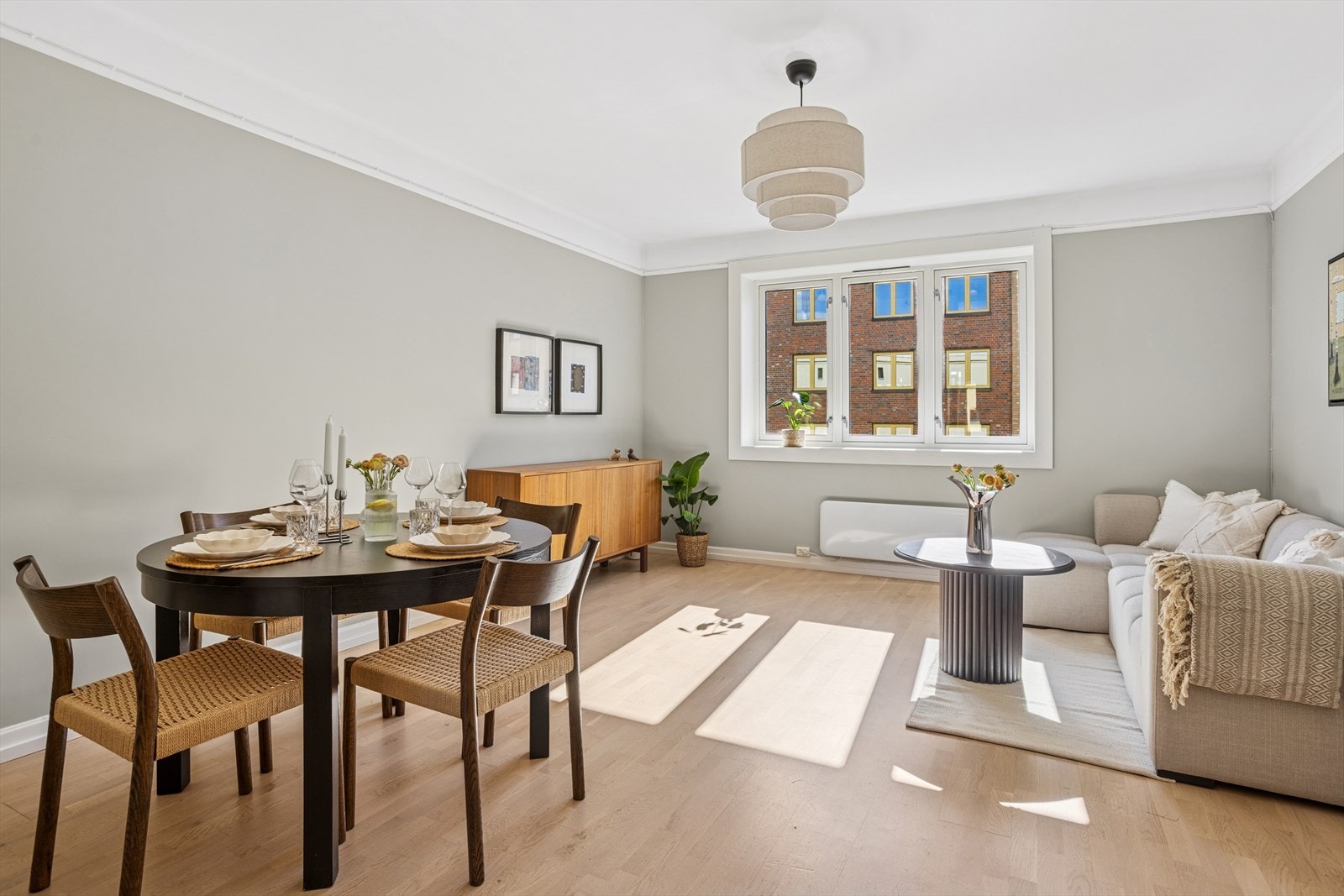 Stuen er lys og gjennomgående med lekre fargevalg. Stuen er nymalt for kort tid tilbake siden. Galleribilde