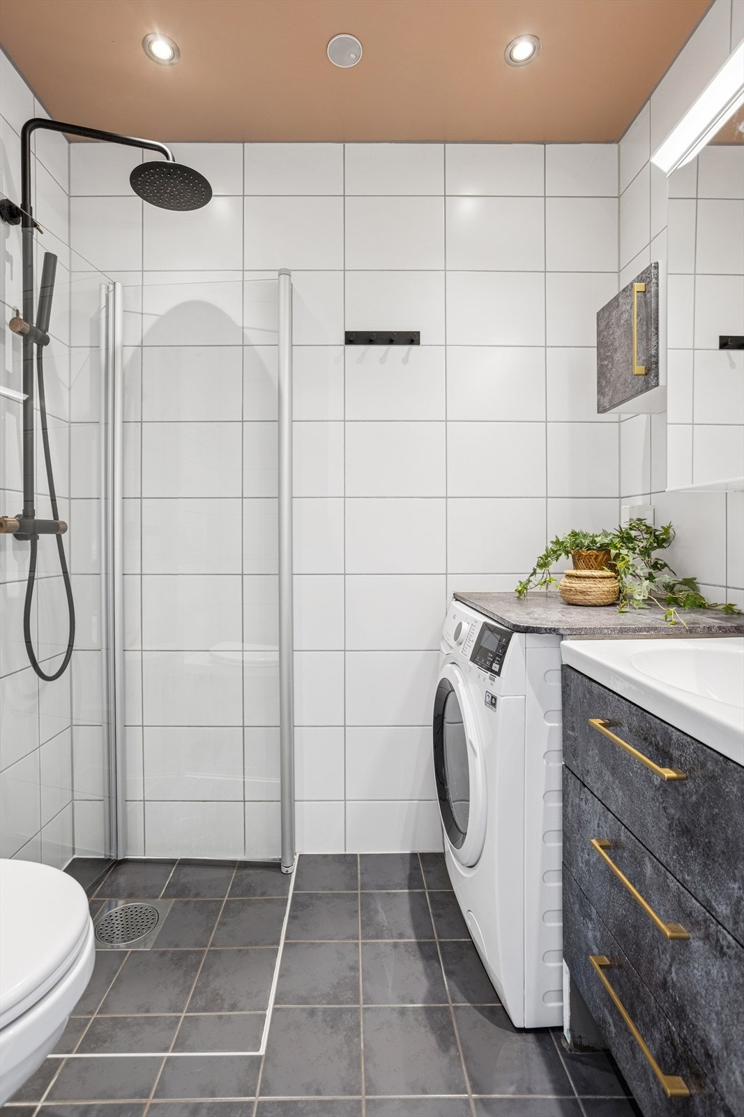 Helfliset og tidløst baderom med varmekabler i gulvet og downlights i tak. Badet ble pusset opp i 2010. MA-støpejernsluk med plastinnlegg og banemembran med dokumentert utførelse. Speilet på bad nytt mars 2025 og blandebatteri og dusjhode fornyet i 2021. Galleribilde