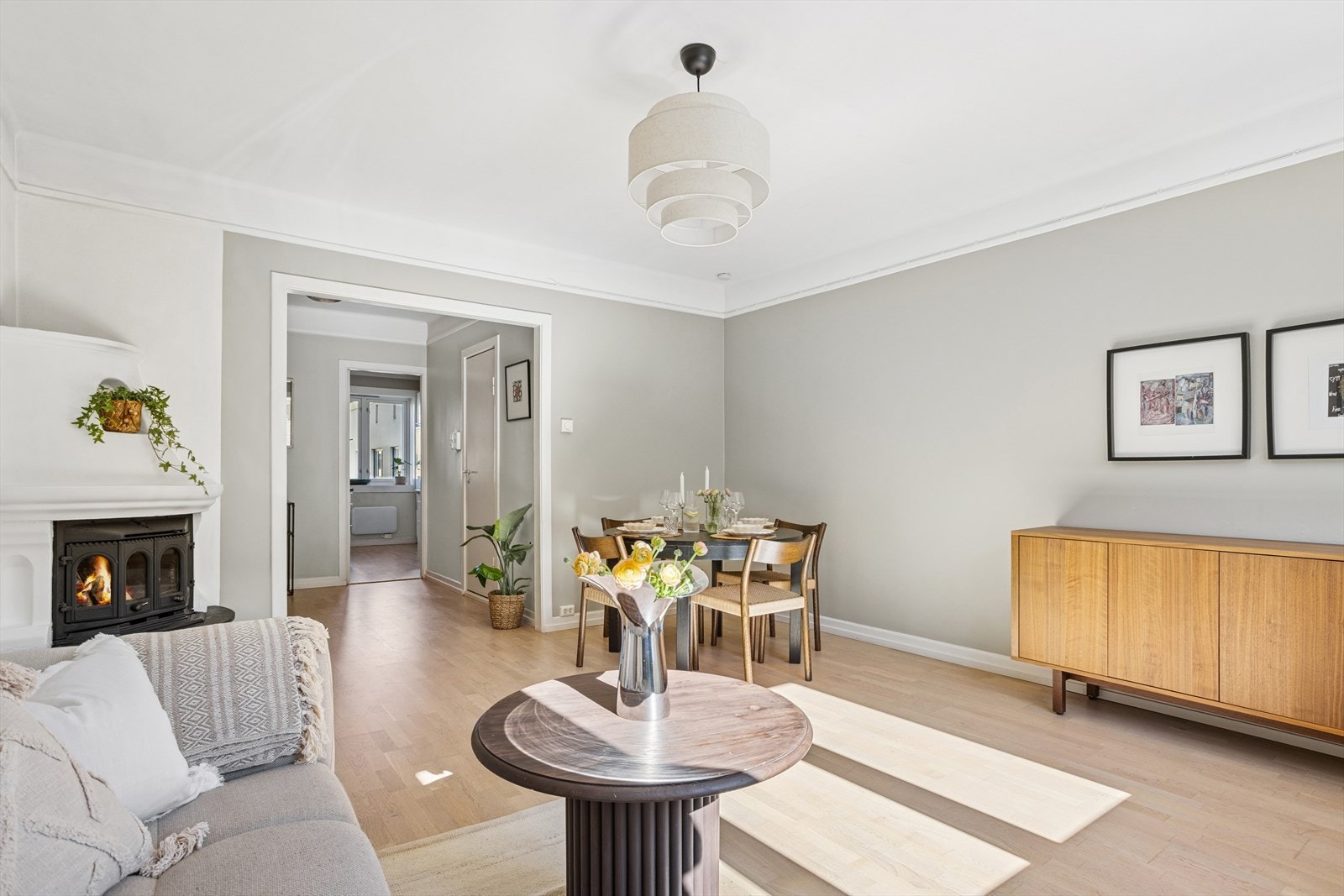 Det er god plass til spisestue og sofagruppe samt annet møblement om ønskelig. Galleribilde