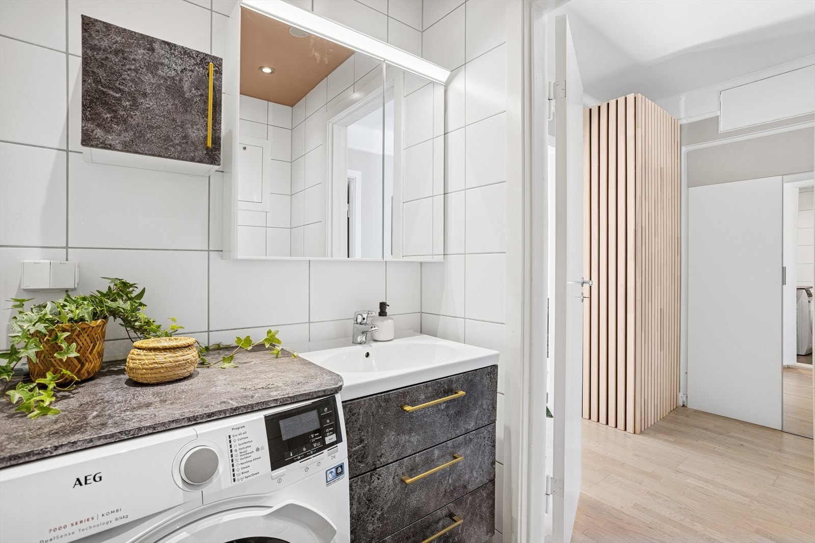 Det er opplegg til vaskemaskin på badet. Det ble søkt med fuktindikator på overflater. Ingen unormale forhold registrert. Galleribilde