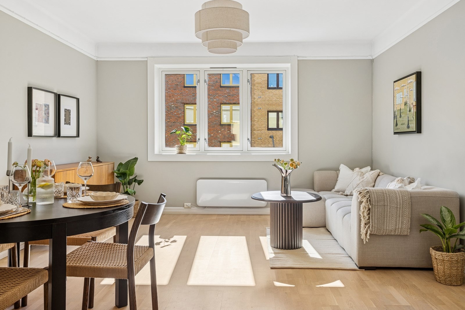 DNB Eiendom ved Linn Wendel har gleden av og presentere Grimstadgata 30P! Dette er en delikat, lys og 2-roms toppleilighet med god takhøyde på nesten 2,60 meter i stue. Galleribilde