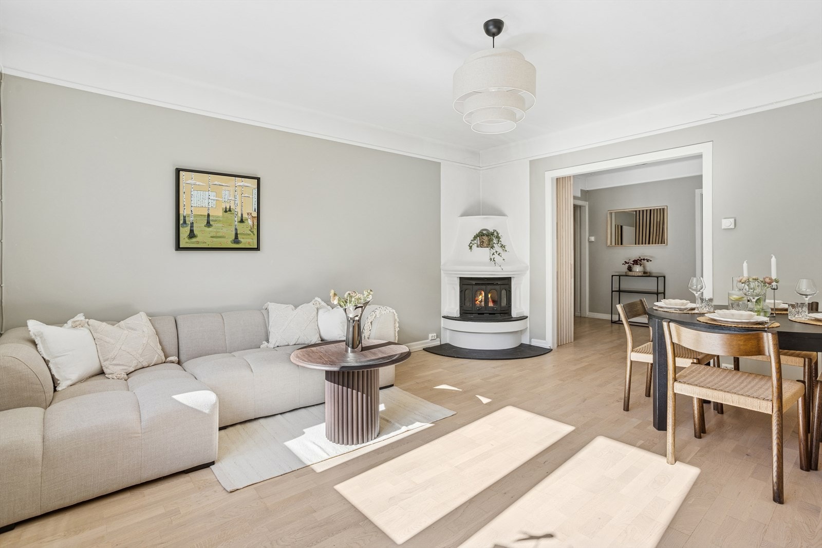 Stuen er lys og trivelig - her kan man samle venner og familie til hyggelige lag. Galleribilde