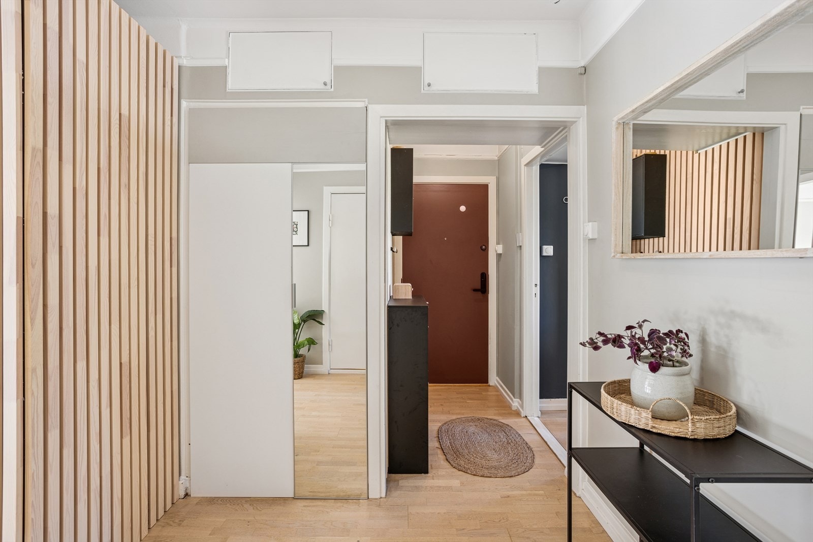 Lys og romslig entré med plass til oppbevaring. Det er stort tørkeloft kun etasje opp, dette har nåværende eiere hatt mye glede av. Boligen disponerer også to boder (loft- og kjeller) målt til hhv 4,2 kvm og 7,7 kvm. Galleribilde