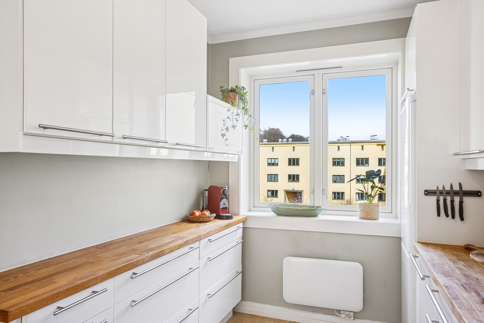 Kjøkkenvinduet sikrer rikelig med naturlig lys og skaper en hyggelig atmosfære. Galleribilde