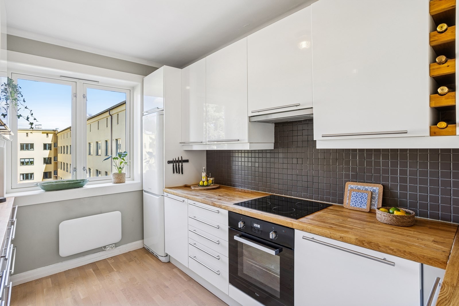 Det ble satt inn helt nye 3-lags isolerglass vinduer i 2019 i samtlige rom. Galleribilde