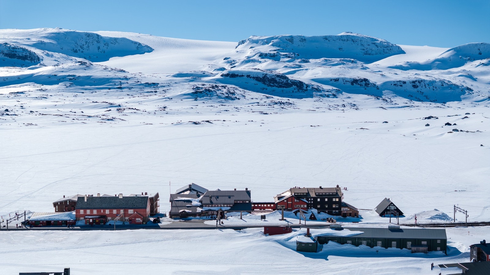 Lokal Eiendomsmegler MNEF/Partner/Økonom Ådne Holestøl Hognerud har gleden av å presentere høyfjellsidyll på Finse. Galleribilde