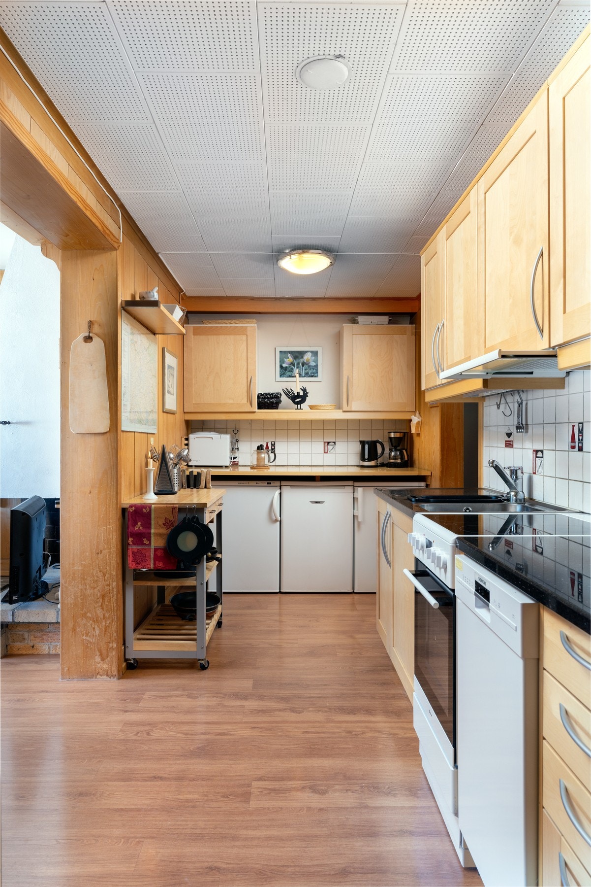 Kjøkken med mye skap- og benkeplass. Galleribilde