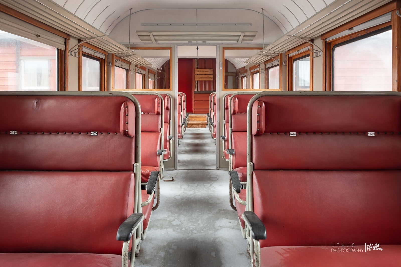 Togvogn mellom leilighetsbygg og hotellet. Galleribilde