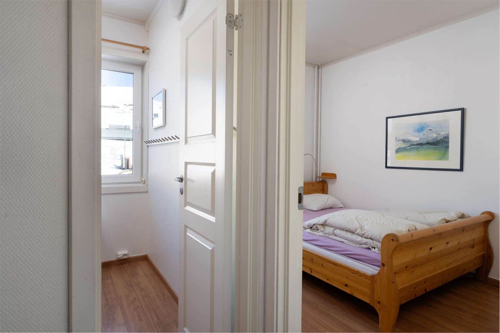 Soverom 2 og 3 ligger i andre enden av leiligheten. Her er det også eget bad. Galleribilde