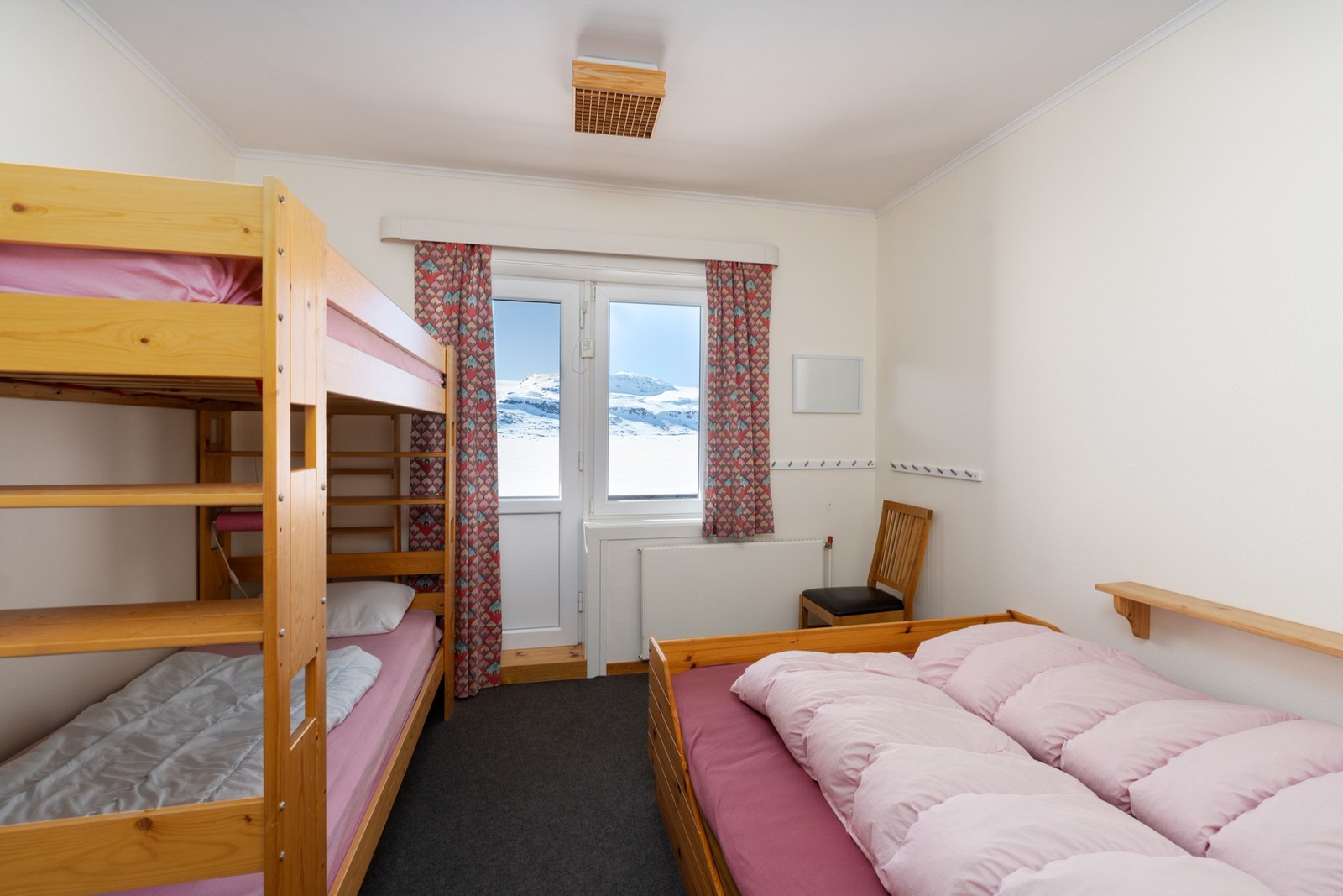 Soverom med utgangsdør til terrassen. Direkte fra sengen til den vakreste naturen du kan tenke deg. Galleribilde