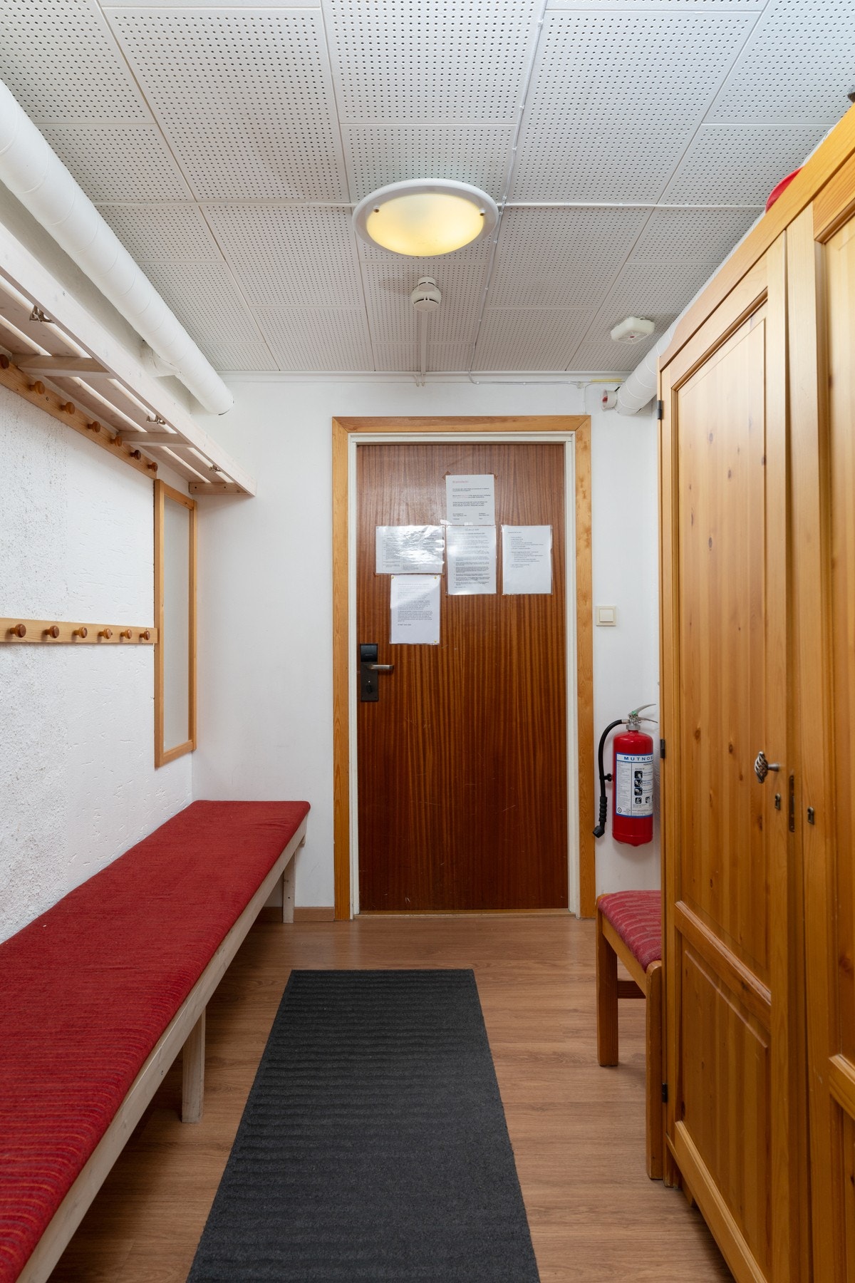 Entré med god skapplass, her er det rom for det man trenger av yttertøy for fjellet. Galleribilde