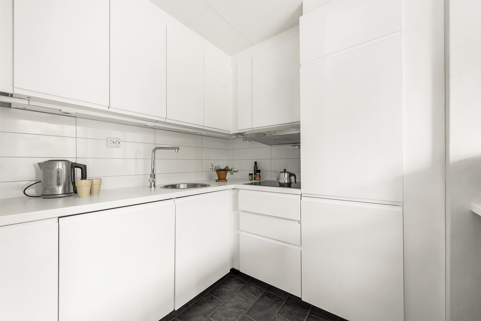 Kjøkken med integrerte hvitevarer i leilighet Galleribilde