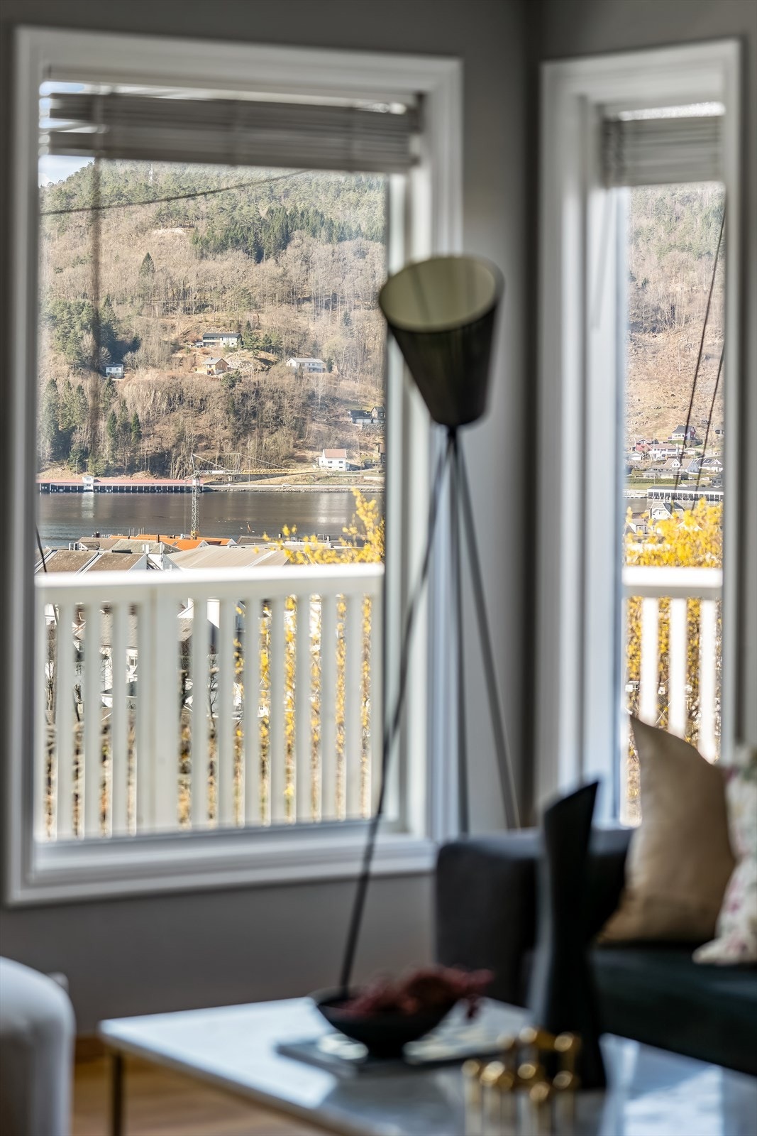 Flott utsikt over byfjorden Galleribilde