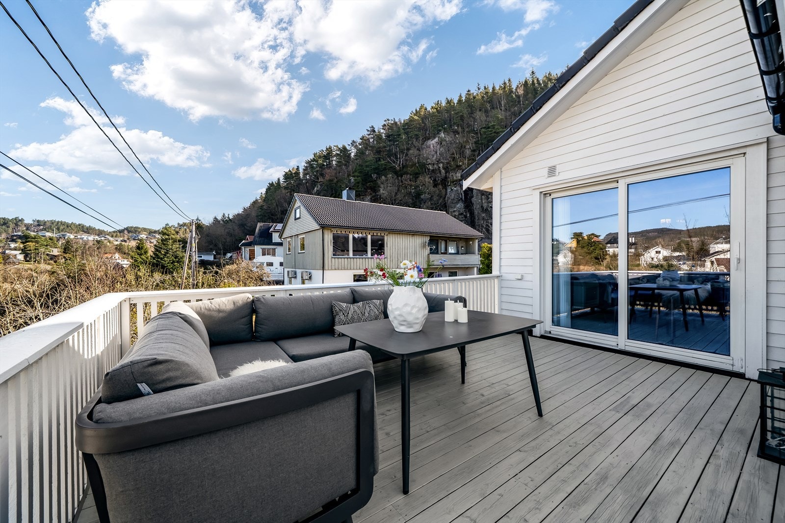 Koselig og romslig veranda. Galleribilde