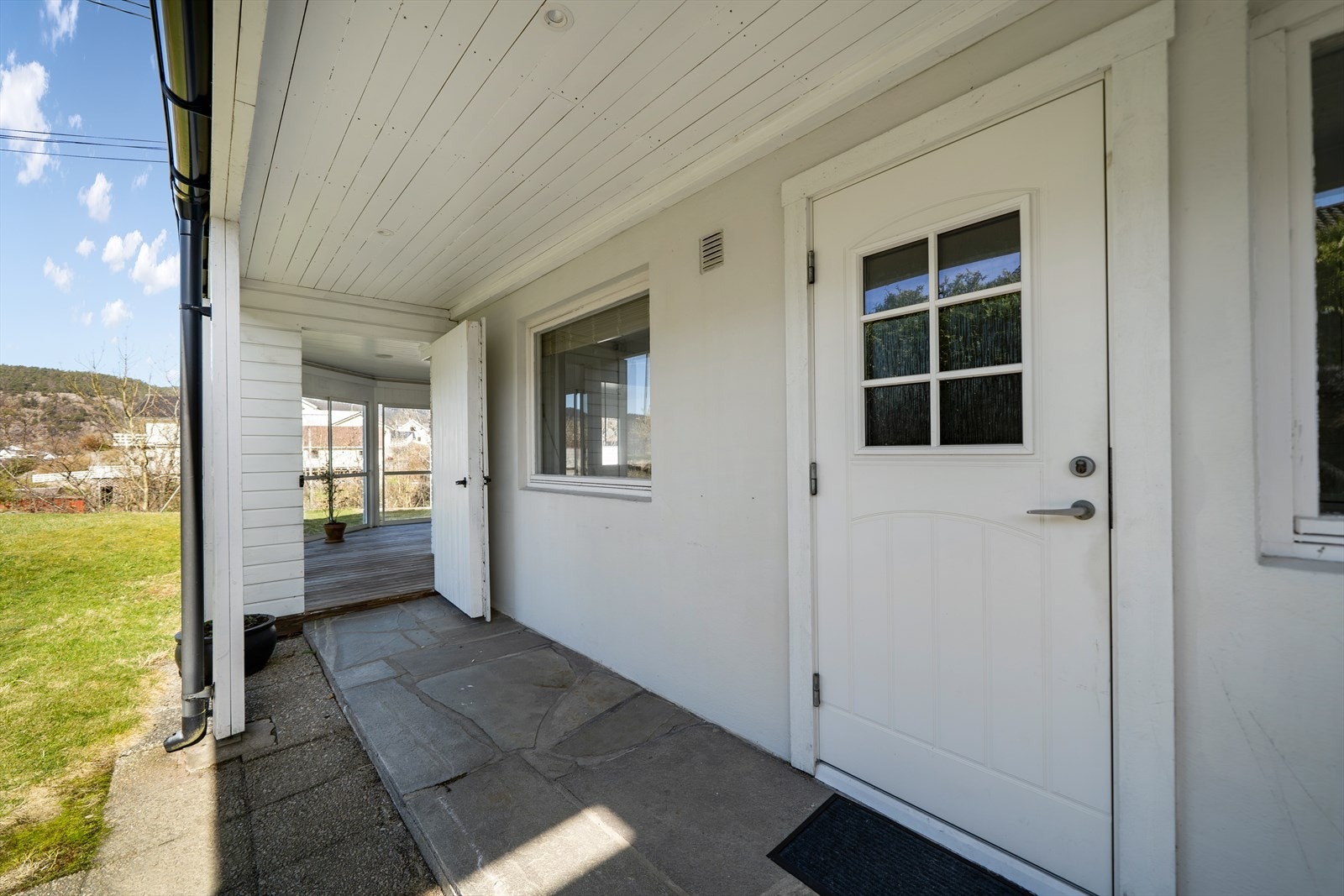 Inngangsparti til leilighet i 1 etasje og hagestue. Galleribilde