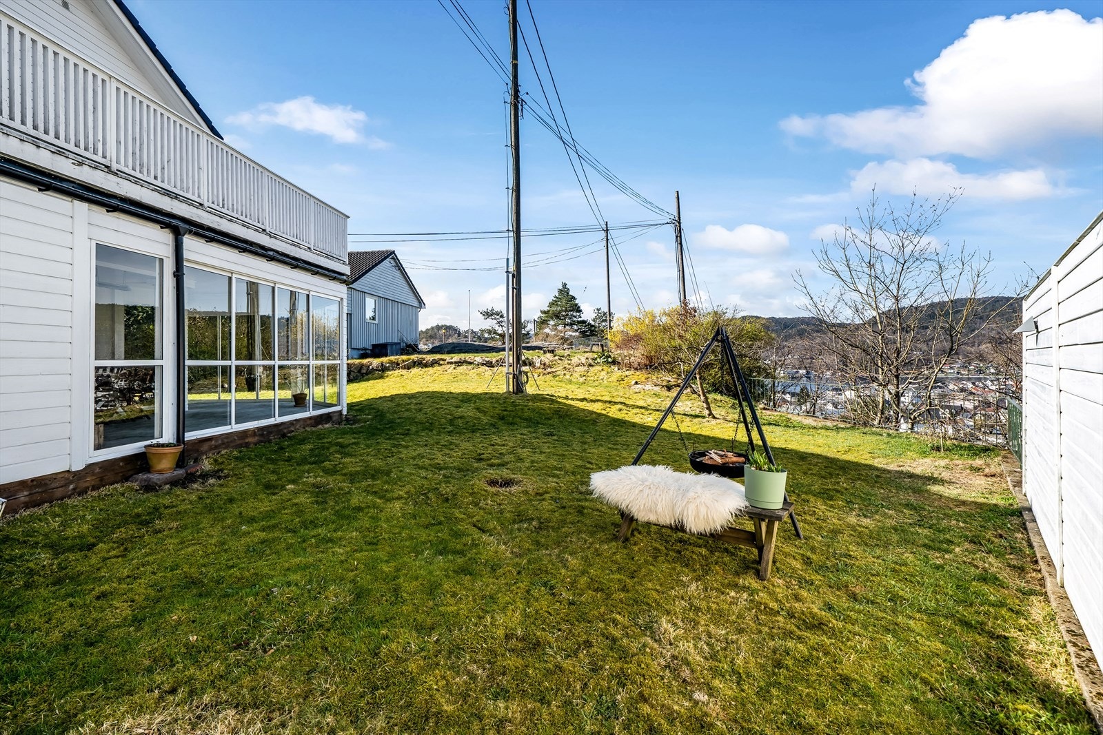 Stor og solrik hage. Galleribilde