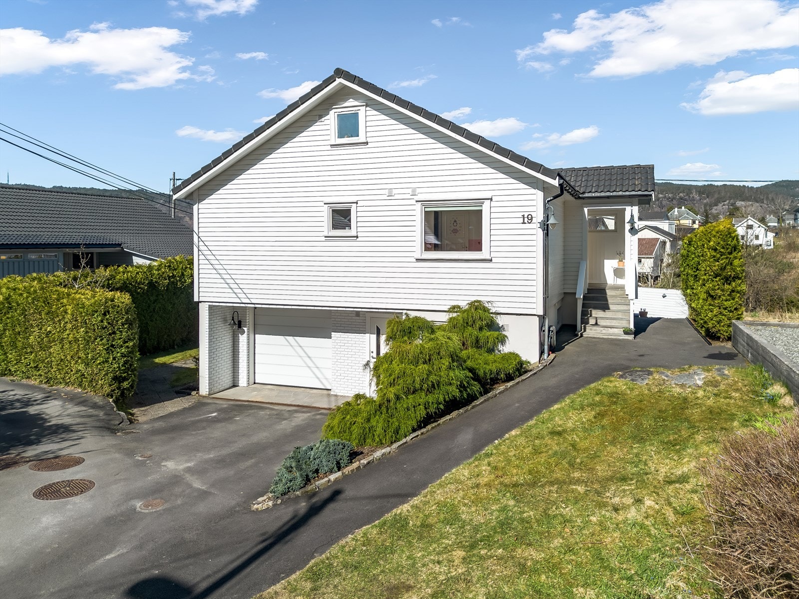 Flott opparbeidet tomt med asfaltert innkjørsel og garasje. Galleribilde