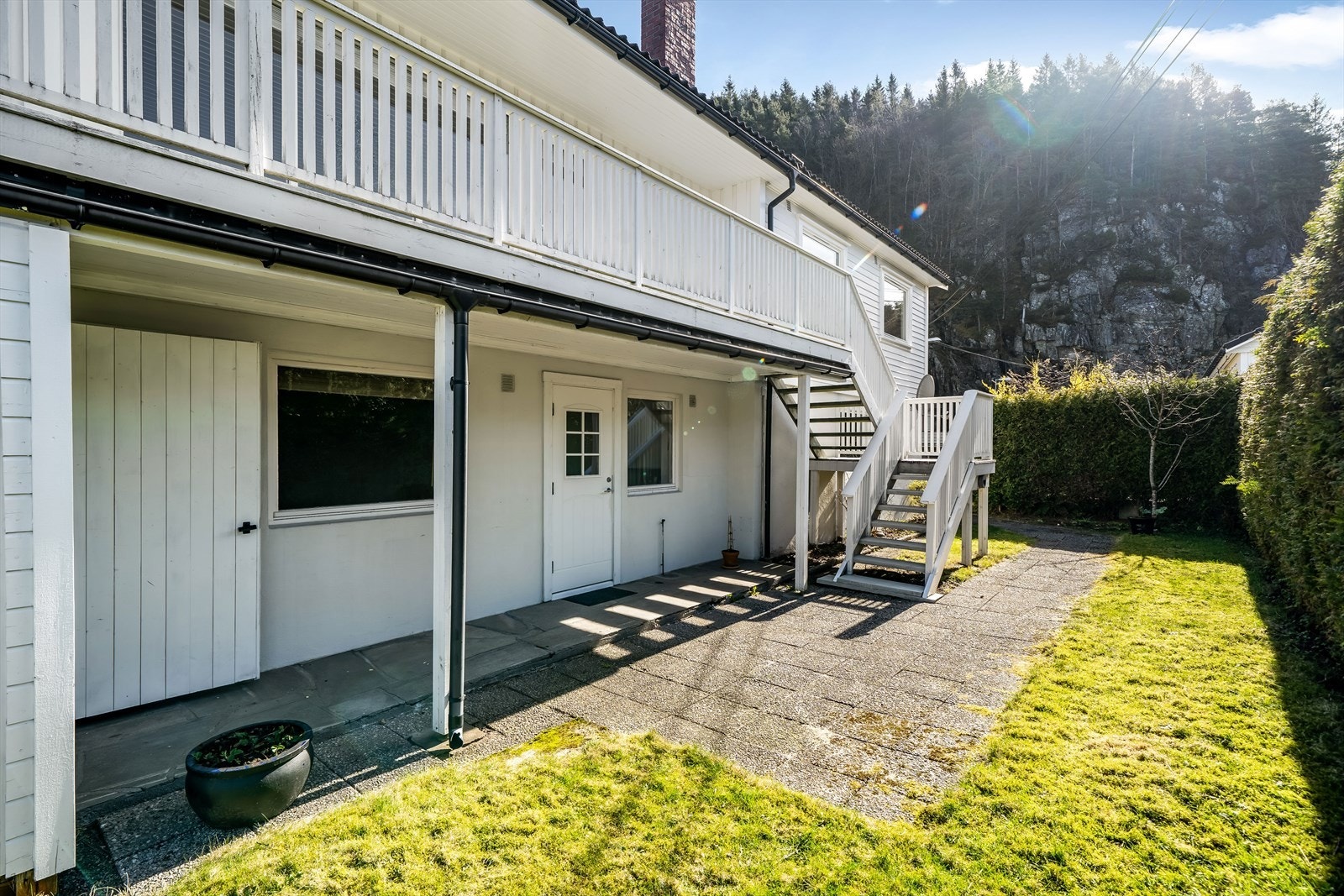 Inngangsparti til leilighet i første etasje Galleribilde