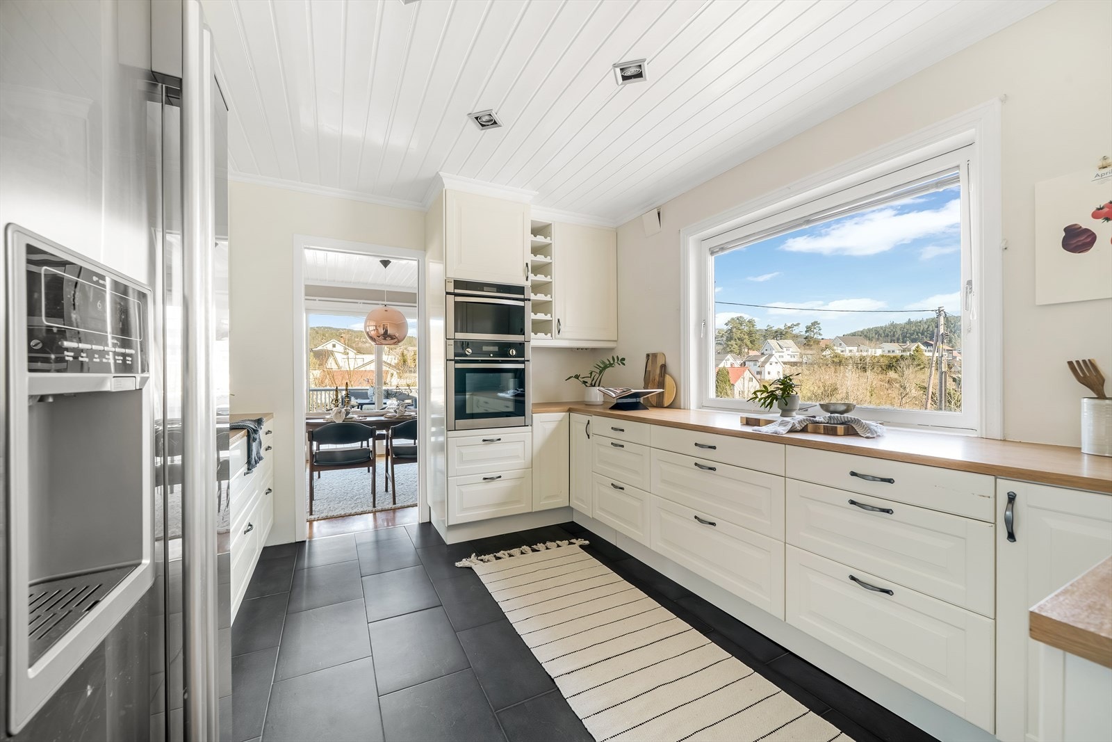 Kjøkken med integrerte hvitevarer og utsikt. Galleribilde