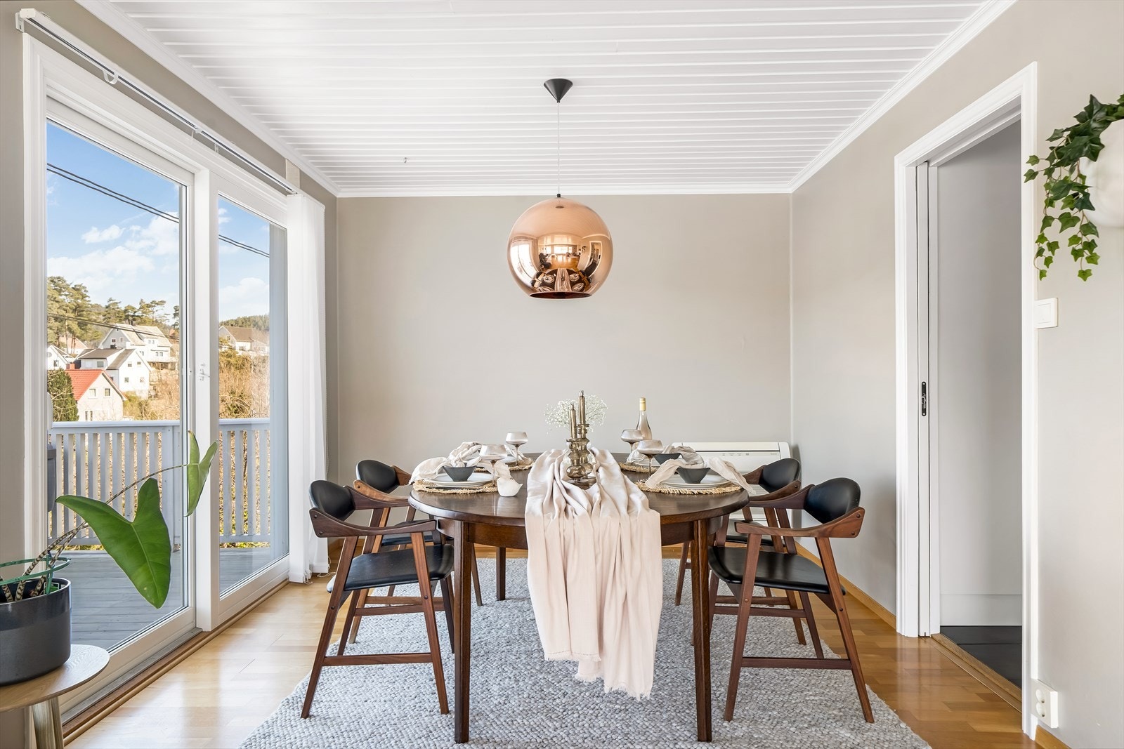 Direkte utgang til veranda fra spisestue. Galleribilde