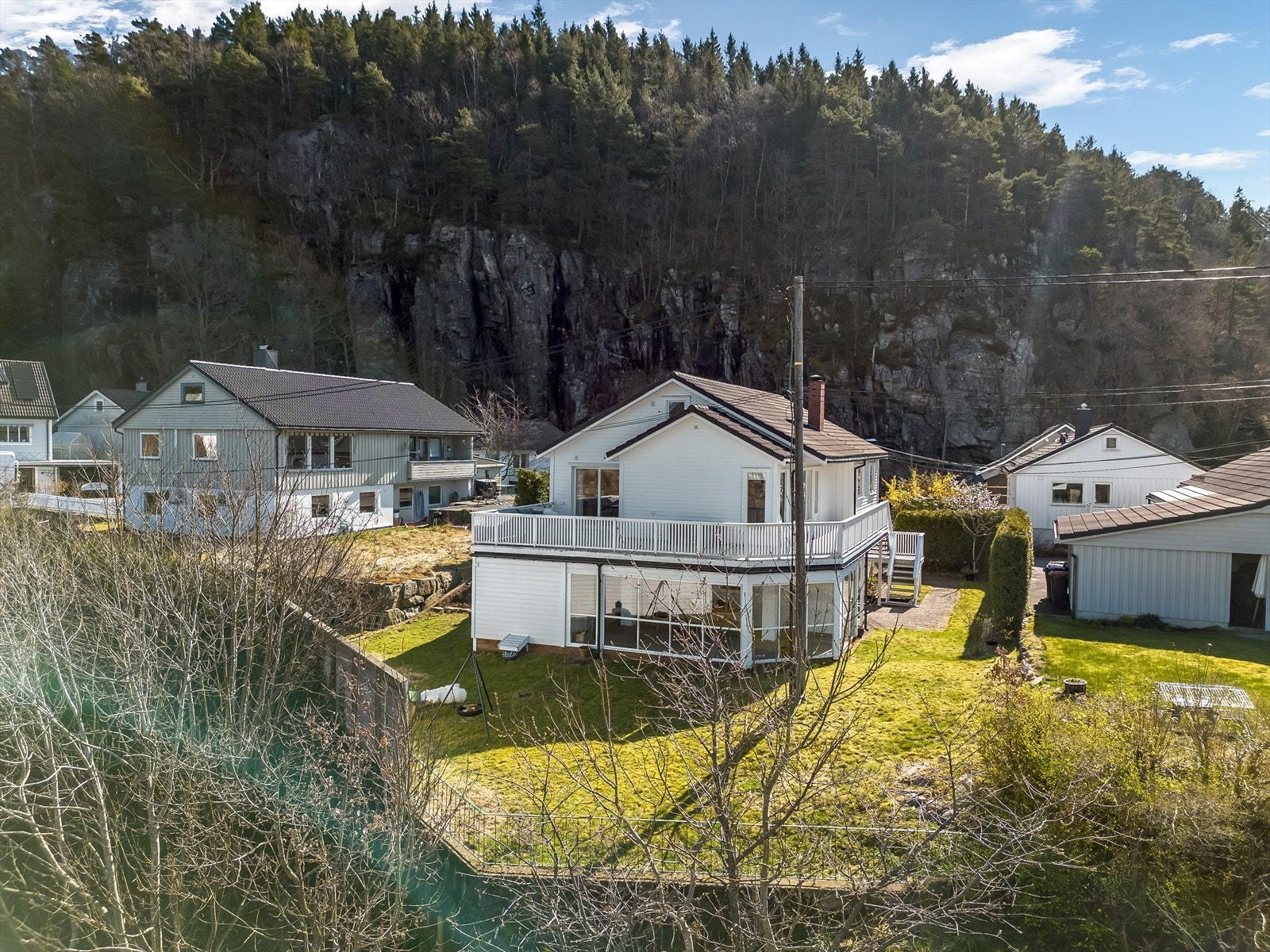 Boligen har en tilbaketrukken men sentral beliggenhet med mye sol, stor hage, hagestue og en romslig veranda. Galleribilde