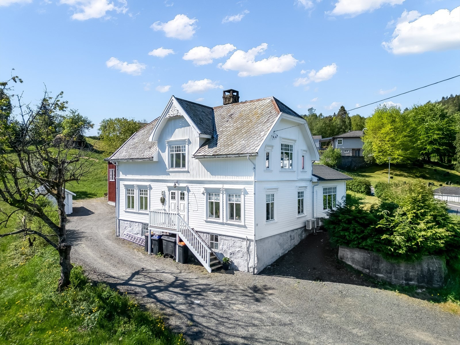 Bolighus ombygd til to leiligheter med seperate innganger. Galleribilde