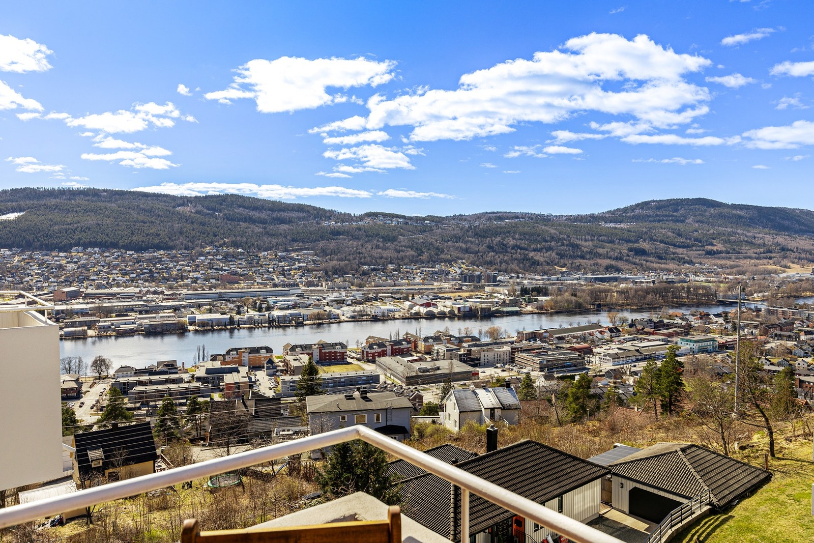 Fra balkongen har du spektakulær utsikt over Drammenselva, Gulskogen og Åssiden Galleribilde
