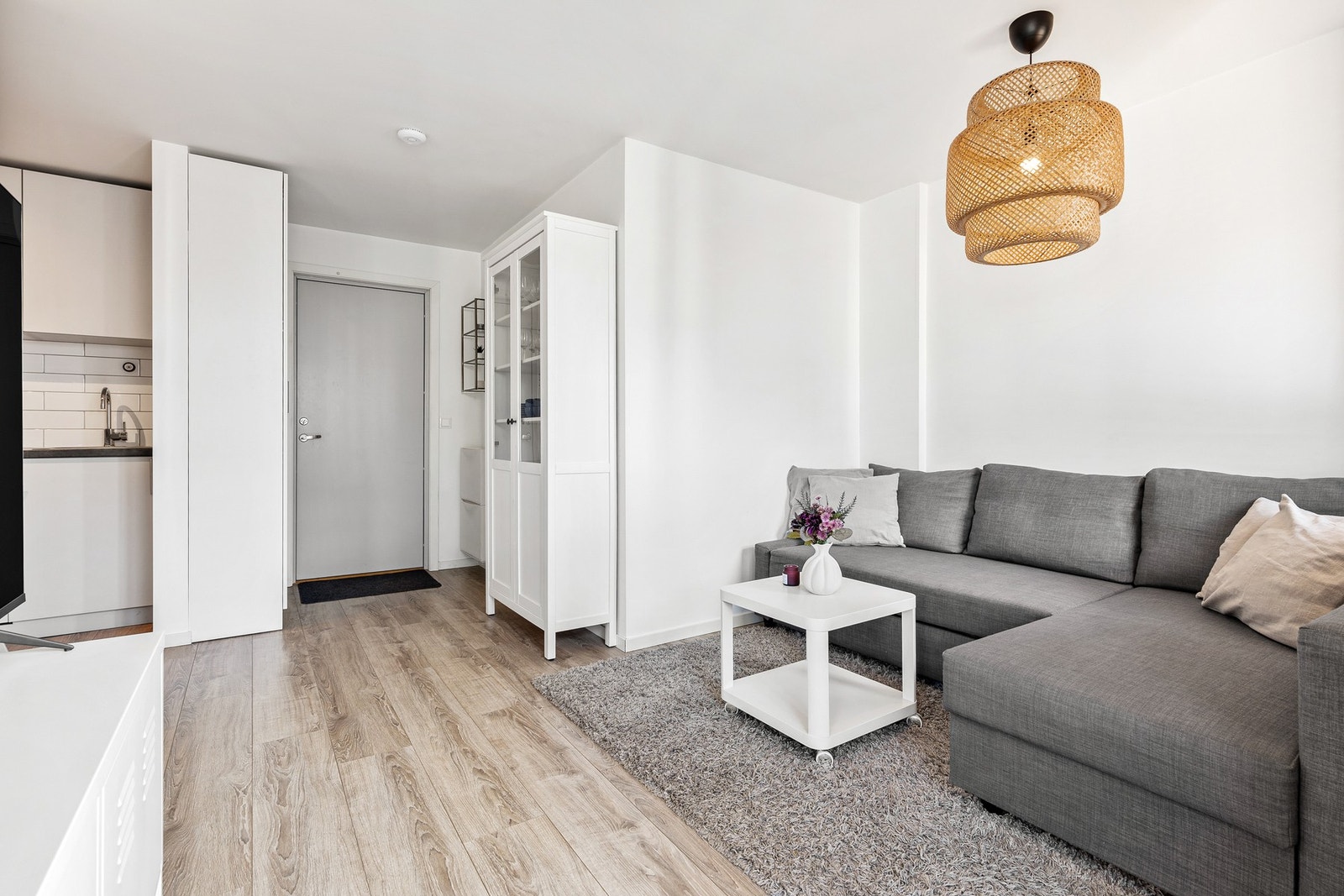Stuen har laminatgulv og malte flater på vegger og i himling Galleribilde