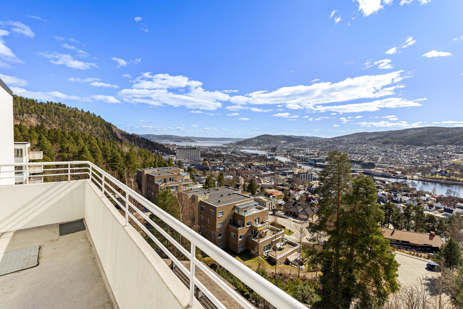 Fra felles takterrasse kan du nyte en vidstrakt utsikt over hele Drammen Galleribilde