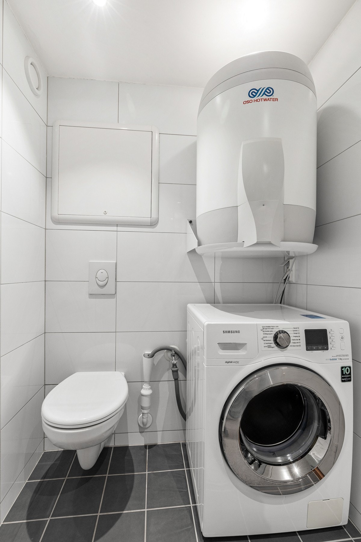 Badet ble oppgradert i 2017 og har vegghengt toalett og opplegg for vaskemaskin Galleribilde