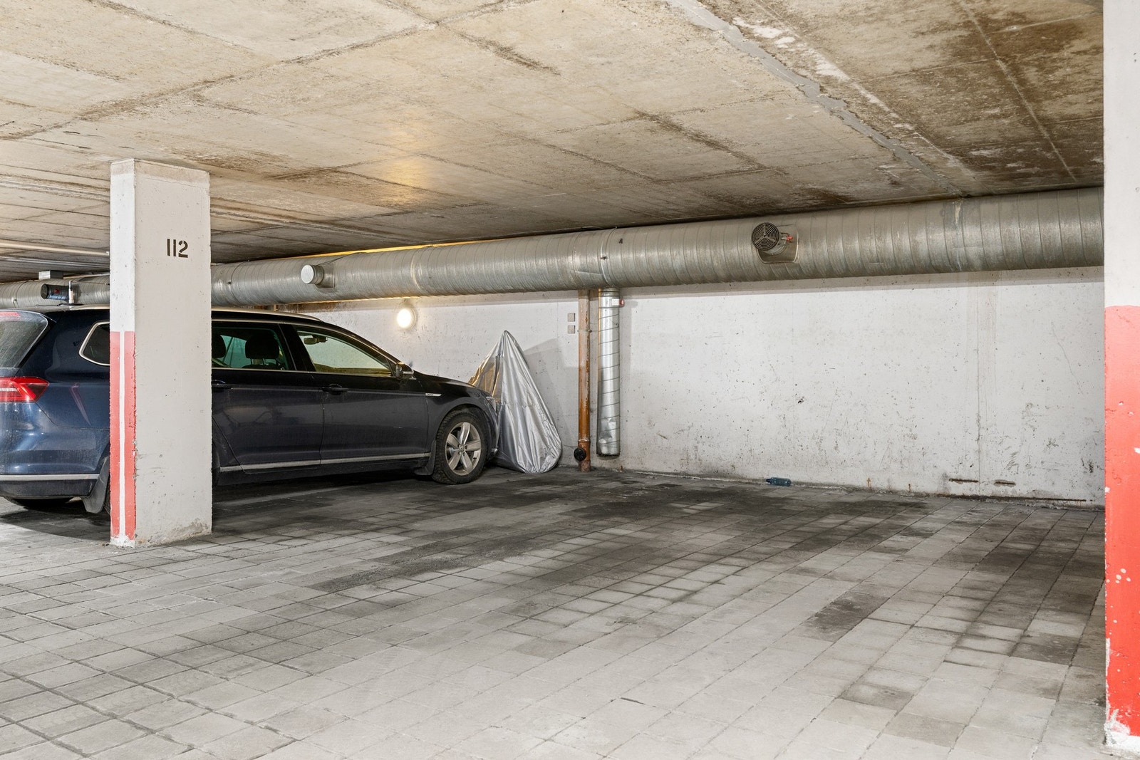 Det medfølger en fast parkeringsplass i garasje. Galleribilde